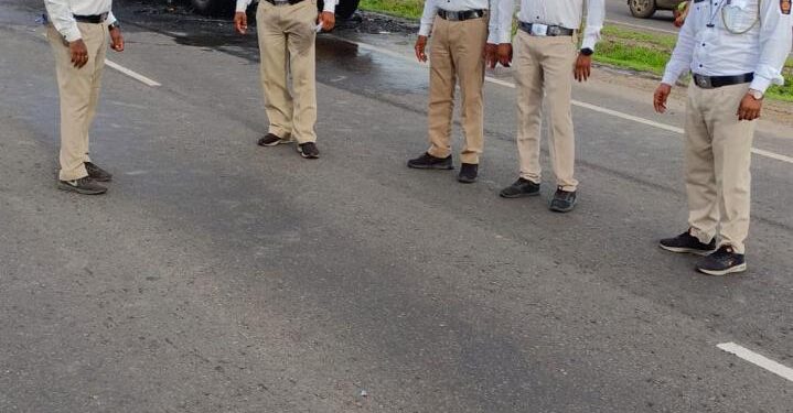 नशिराबाद जवळ कंटेनर अचानक पेटला ; जीवितहानी नाही