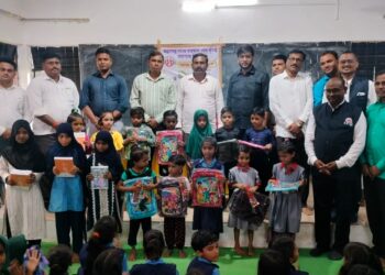 पाल येथील दुर्गम भागात तीनशे विद्यार्थ्यांना शालेय साहित्य वाटप ; महाराष्ट्र राज्य पत्रकार संघाचा स्तुत्य उपक्रम