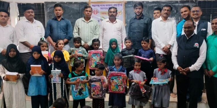 पाल येथील दुर्गम भागात तीनशे विद्यार्थ्यांना शालेय साहित्य वाटप ; महाराष्ट्र राज्य पत्रकार संघाचा स्तुत्य उपक्रम