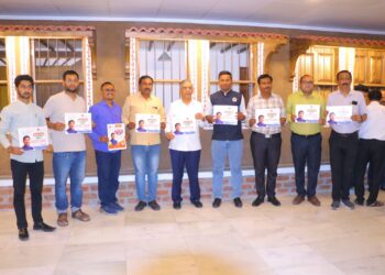 पत्रकार संवाद यात्रेच्या पोस्टरचे जैन इरिगेशनचे अध्यक्ष अशोक जैन यांच्या हस्ते अनावरण