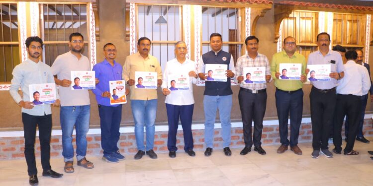 पत्रकार संवाद यात्रेच्या पोस्टरचे जैन इरिगेशनचे अध्यक्ष अशोक जैन यांच्या हस्ते अनावरण