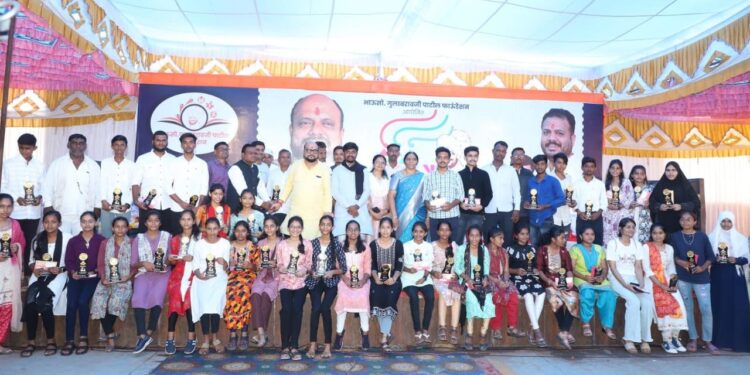 तरुणांनी मोठे अधिकारी होऊन समाजाचा व गावाचा नावलौकिक वाढवावा – पालकमंत्री गुलाबराव पाटील !