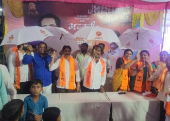 उध्दवसाहेब ठाकरेंच्या वाढदिवसानिमित्ताने कुलभूषण पाटलांच्या संकल्पनेतून छत्री व टीशर्ट वाटप आठवडाभरात संपूर्ण शहरात होणार वाटप