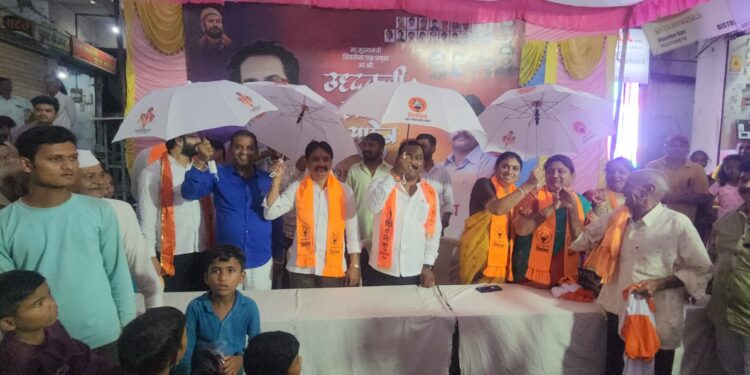 उध्दवसाहेब ठाकरेंच्या वाढदिवसानिमित्ताने कुलभूषण पाटलांच्या संकल्पनेतून छत्री व टीशर्ट वाटप आठवडाभरात संपूर्ण शहरात होणार वाटप
