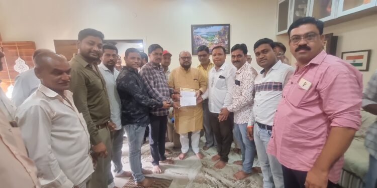 भोले सरकार मित्र परिवाराने दिले पालकमंत्र्यांना धरणगावातील कावड यात्रेचे निमंत्रण !