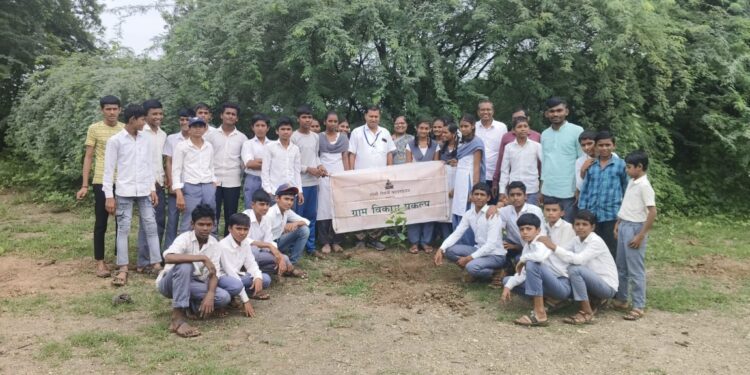 ‘माझी वसुंधरा अभियान’ अंतर्गत वावडदा शाळेत वृक्षारोपण