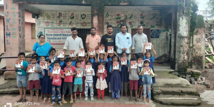 जीपीएस फाउंडेशनच्या माध्यमातून बाभळे येथे अण्णाभाऊ साठे यांच्या जयंतीनिमित्त विद्यार्थ्यांना वह्या वाटप !