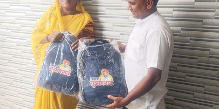 गुलाबभाऊंनी दिला निराधार महिलेला आधार ; मुलांना दिले संपूर्ण शैक्षणिक साहित्य, पुढेही मदतीचे आश्वासन !