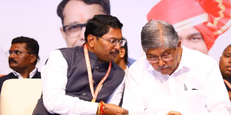 वसंत मुंडेंना पत्रकार नेता म्हणून भविष्य-मंत्री चंद्रकांत दादा पाटील