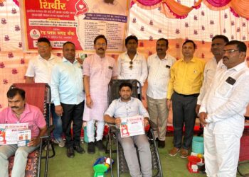 जळगावात महामंडलेश्वर स्वामी श्री जनार्दन हरीजी महाराज यांच्या वाढदिवसानिमित्त ५१ रक्तदात्यांनी केले रक्तदान