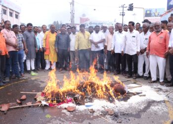 सरकारने शेण खाण्याचे टाळून पुतळा श्रद्धेने निष्ठेने उभारला असता तरी ही दुर्दैवी घटना घडली नसती