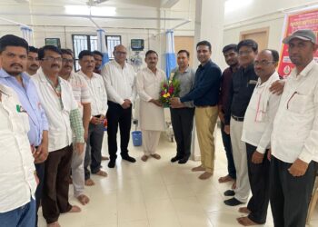 महामंडलेश्वर स्वामी जनार्दन हरीजी महाराज यांच्या जन्मदिनानिमित्त ३१ रक्तदात्यांनी केलं रक्तदान