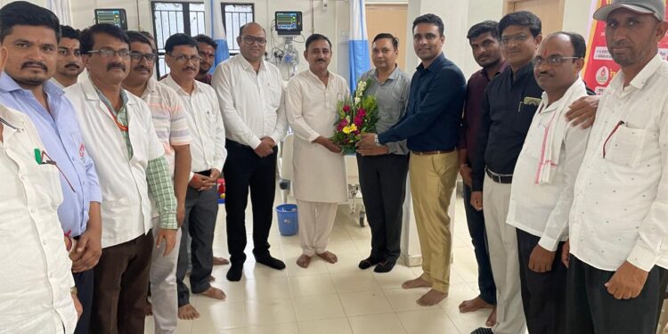 महामंडलेश्वर स्वामी जनार्दन हरीजी महाराज यांच्या जन्मदिनानिमित्त ३१ रक्तदात्यांनी केलं रक्तदान