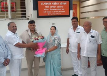 आमदार लताताई सोनवणे यांनी केला आपल्या निवासस्थानी कर्तव्यावर असलेल्या साहित्यिक पोलीस विनोद अहिरे यांचा सत्कार 