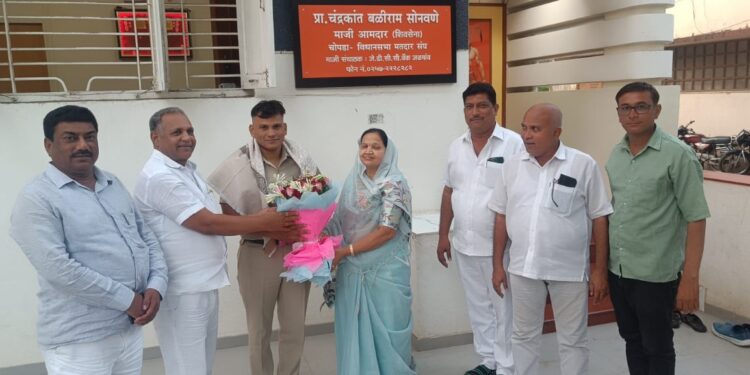 आमदार लताताई सोनवणे यांनी केला आपल्या निवासस्थानी कर्तव्यावर असलेल्या साहित्यिक पोलीस विनोद अहिरे यांचा सत्कार 