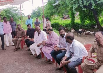 पातरखेडा येथे पालकमंत्री गुलाबराव पाटील यांची सांत्वनपर भेट