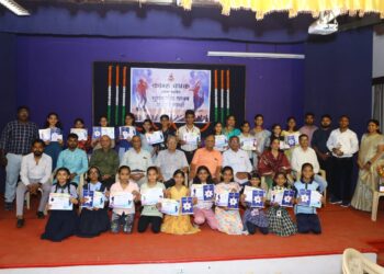 कान्ह चषक आंतर शालेय सुगम गीत गायन व नृत्य स्पर्धेचे पुरस्कार वितरण