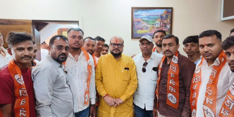 पालकमंत्र्यांच्या उपस्थितीत शेकडो तरुणांचा दररोज शिवसेनेत प्रवेश