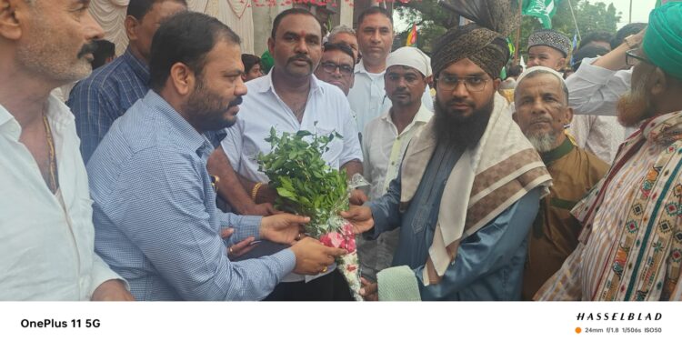 ईद-ए-मिलाद निमित्त मौलाना तजमुल हुसेन यांच्यासह मुस्लिम समाज बांधवांचा प्रतापराव पाटलांनी केला सत्कार !