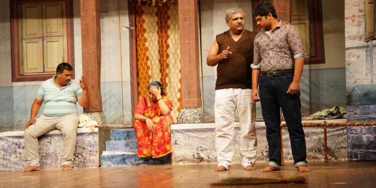 “झेंडूचं फुल” नाटकाला जळगावकरांचा उदंड प्रतिसाद