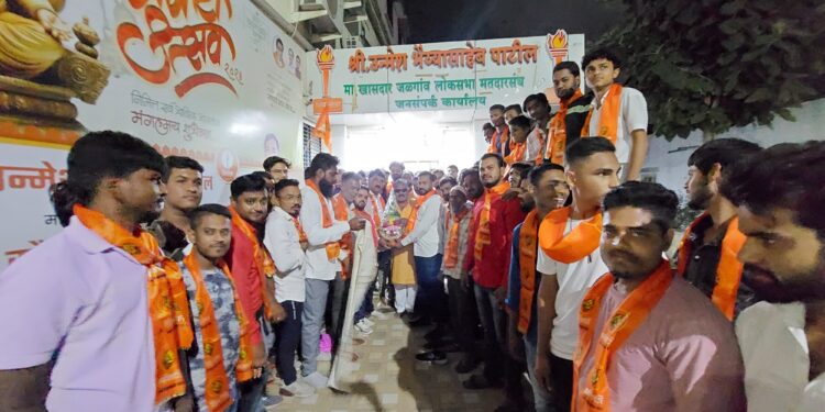 माजी खासदार उन्मेशदादा पाटील यांच्या नेतृत्वात शेकडो कार्यकर्त्यांचा प्रवेश