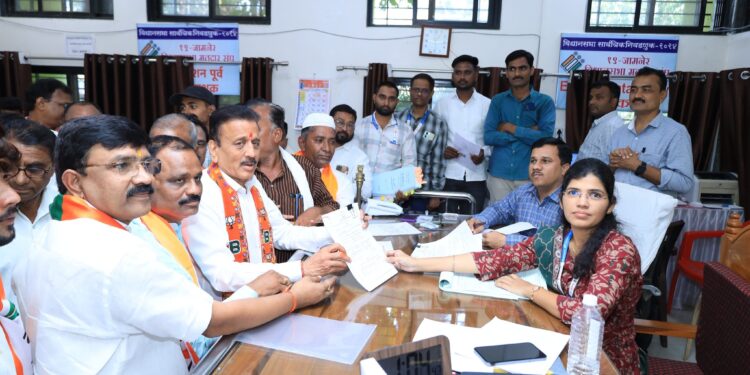 जामनेर येथे ग्रामविकास मंत्री गिरीश महाजन यांनी भरला उमेदवारी अर्ज