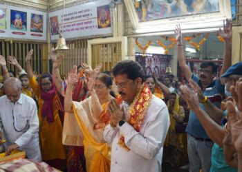 हे देवी मॉ…जळगावकरांच्या इच्छा पूर्ण कर..!