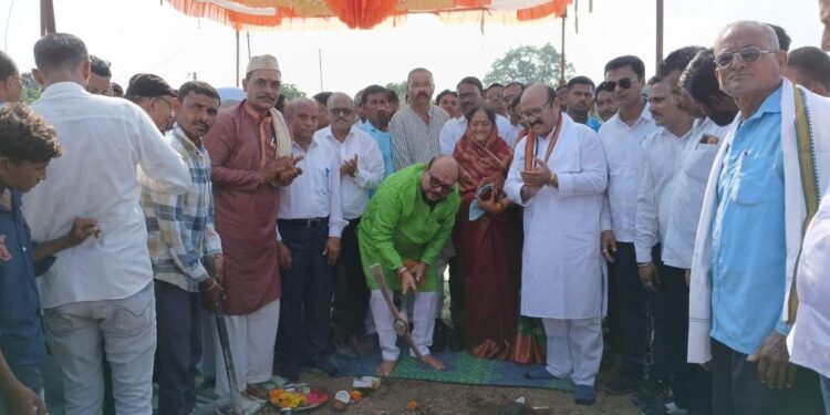 पालकमंत्र्यांच्या हस्ते मराठा समाज बहुउद्देशीय सभागृहाचे भूमिपूजन संपन्न !
