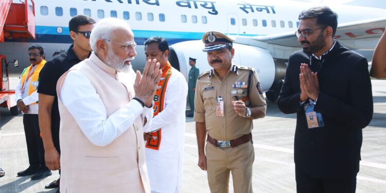 प्रधानमंत्री नरेंद्र मोदी यांचे नांदेड विमानतळावर आगमन ;   पोहरादेवीसाठी हेलिकॉप्टरने प्रस्थान
