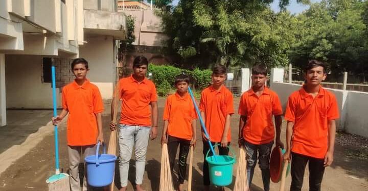 नवरात्रोत्सवानिमित्त शहरातील विविध देवींच्या मंदिरात स्वच्छता मोहीम