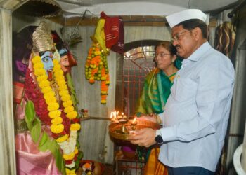 कालिका माता मंदिर येथे आ. राजूमामा, माजी महापौर सीमा भोळे यांच्या हस्ते महाआरती