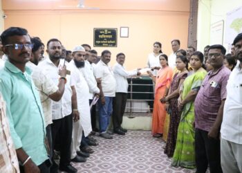 कपाशी वर आलेल्या लाल्या रोगाने झालेल्या नुकसानीची नुकसान भरपाई मिळावी