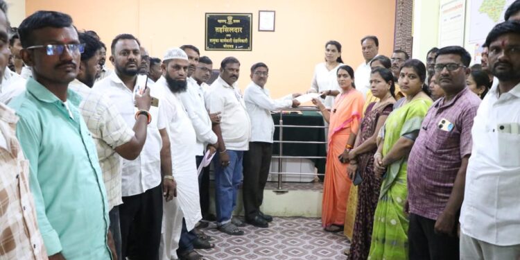 कपाशी वर आलेल्या लाल्या रोगाने झालेल्या नुकसानीची नुकसान भरपाई मिळावी