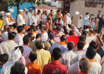 गुलाबराव पाटील यांच्या प्रचार रॅलीचा थरार: धनुष्यबाण आणि भगवे झेंडे सजवलेल्या कट-आउटसह भव्य मिरवणूक