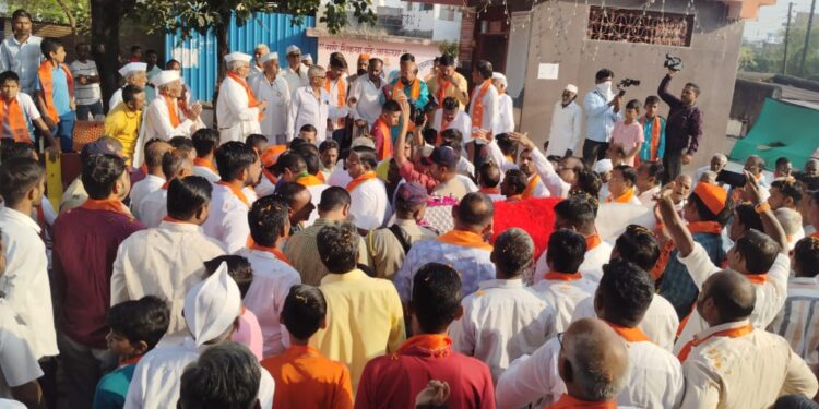 गुलाबराव पाटील यांच्या प्रचार रॅलीचा थरार: धनुष्यबाण आणि भगवे झेंडे सजवलेल्या कट-आउटसह भव्य मिरवणूक