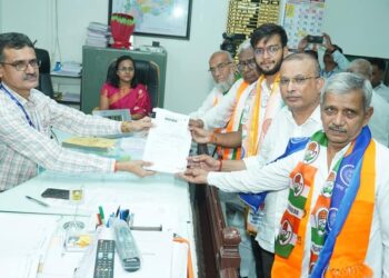 महाविकास आघाडीच्या नेत्यांच्या उपस्थितीत धनंजय चौधरी यांनी भरला उमेदवारी अर्ज