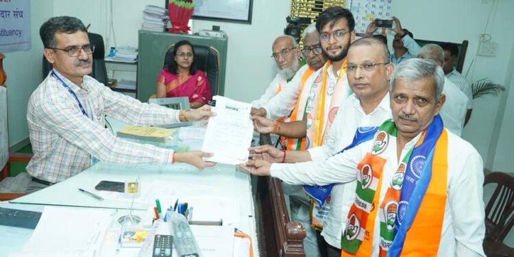 महाविकास आघाडीच्या नेत्यांच्या उपस्थितीत धनंजय चौधरी यांनी भरला उमेदवारी अर्ज