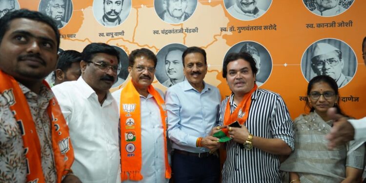 सुप्रीम कॉलनीच्या तरुणांसह मनसेच्या शहर जिल्हा उपाध्यक्षांचा भाजपात प्रवेश