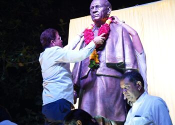 सरदार वल्लभभाई पटेल यांच्या पुतळ्याला आ. भोळे यांनी माल्यार्पण करून केले अभिवादन