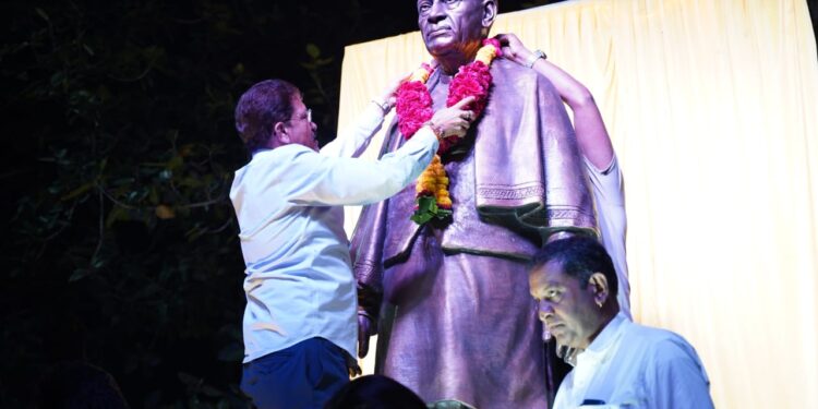 सरदार वल्लभभाई पटेल यांच्या पुतळ्याला आ. भोळे यांनी माल्यार्पण करून केले अभिवादन