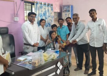 पत्रकार संघांचे प्रदेश कार्यध्यक्ष प्रवीण सपकाळे यांच्या वाढदिवसा निमित्त ऐनपूर येथे फळ वाटप