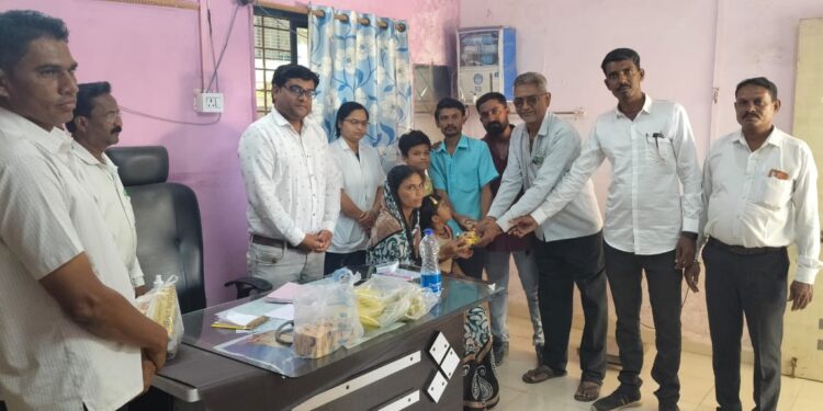 पत्रकार संघांचे प्रदेश कार्यध्यक्ष प्रवीण सपकाळे यांच्या वाढदिवसा निमित्त ऐनपूर येथे फळ वाटप