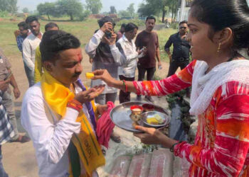 अपक्ष उमेदवार डॉ अश्विन सोनवणे यांनी नागरिकांशी साधला संवाद ; प्रचार रॅलीवर फुलांची उधळण