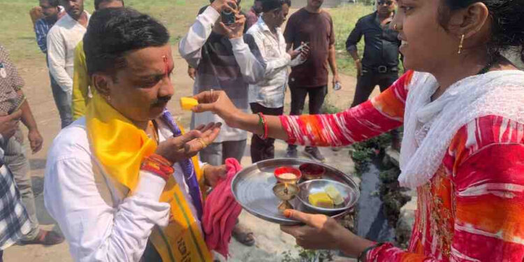 अपक्ष उमेदवार डॉ अश्विन सोनवणे यांनी नागरिकांशी साधला संवाद ; प्रचार रॅलीवर फुलांची उधळण