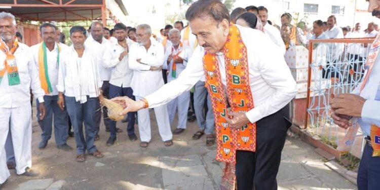 मंत्री गिरीष महाजन यांच्या प्रचाराचं नारळ फुटलं ; मंत्री गिरीष महाजन म्हणाले विजय निश्चित!