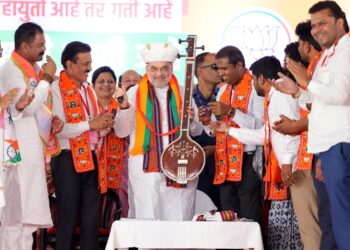 राहुल गांधी यांनी खोटे संविधान दाखवून संविधानाचा व डॉ.बाबासाहेब आंबेडकरांचा अपमान केला – अमित शहा