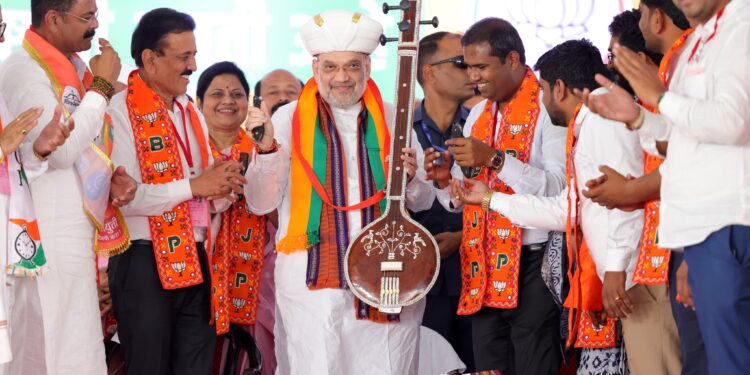 राहुल गांधी यांनी खोटे संविधान दाखवून संविधानाचा व डॉ.बाबासाहेब आंबेडकरांचा अपमान केला – अमित शहा