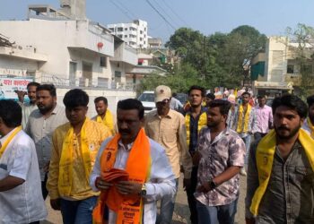 पुष्पवृष्टीने अपक्ष उमेदवार डॉ. अश्विन सोनवणे यांच्या प्रचार रॅलीचे स्वागत