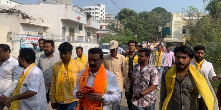 पुष्पवृष्टीने अपक्ष उमेदवार डॉ. अश्विन सोनवणे यांच्या प्रचार रॅलीचे स्वागत