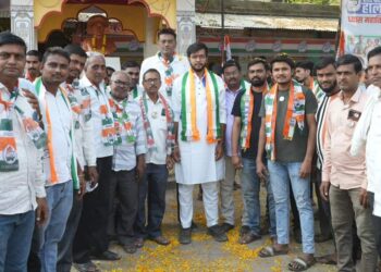 मतदारांशी थेट संवाद साधत काँग्रेसचे उमेदवार धनंजय चौधरी यांचा प्रचार